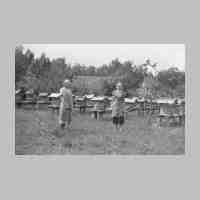012-0018 Friederikenruh am 29. Juli 1937. Die Schwestern Hilda und Elfriede Schoen bei den Bienen vom Grossvater Ferdinand Ziegann.jpg